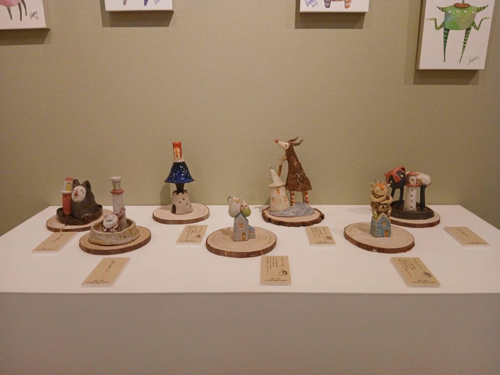 陶芸作品、または絵画と陶芸を一緒に展示した写真