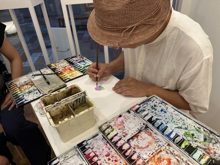 アトリエで、作品制作に取り組む松野和貴。